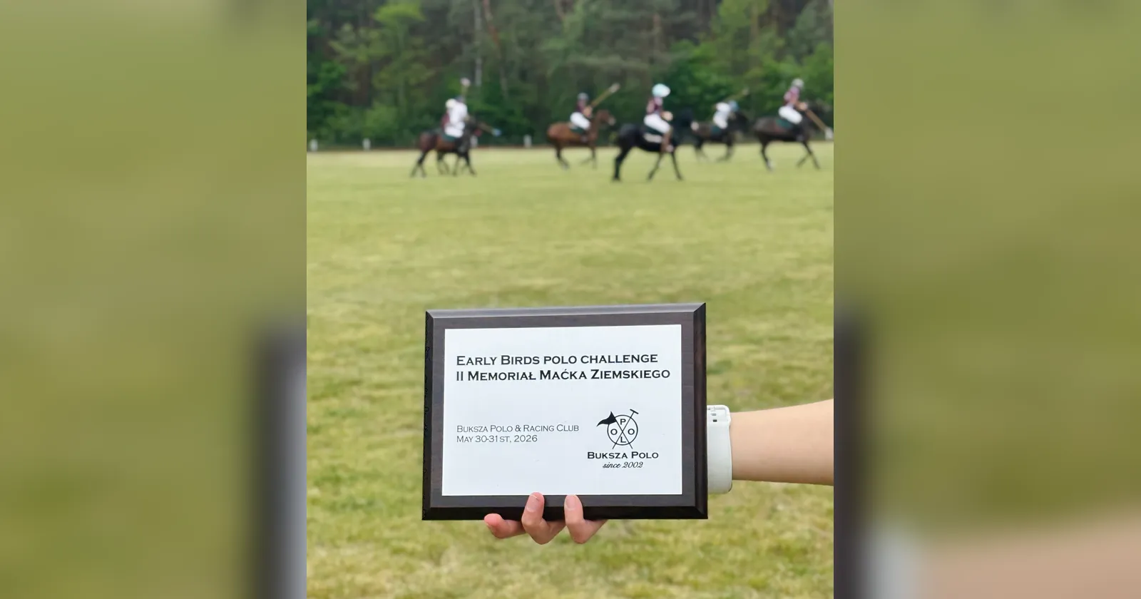 Placa conmemorativa del II Memorial de Maciek Ziemski en el Buksza Polo & Racing Club