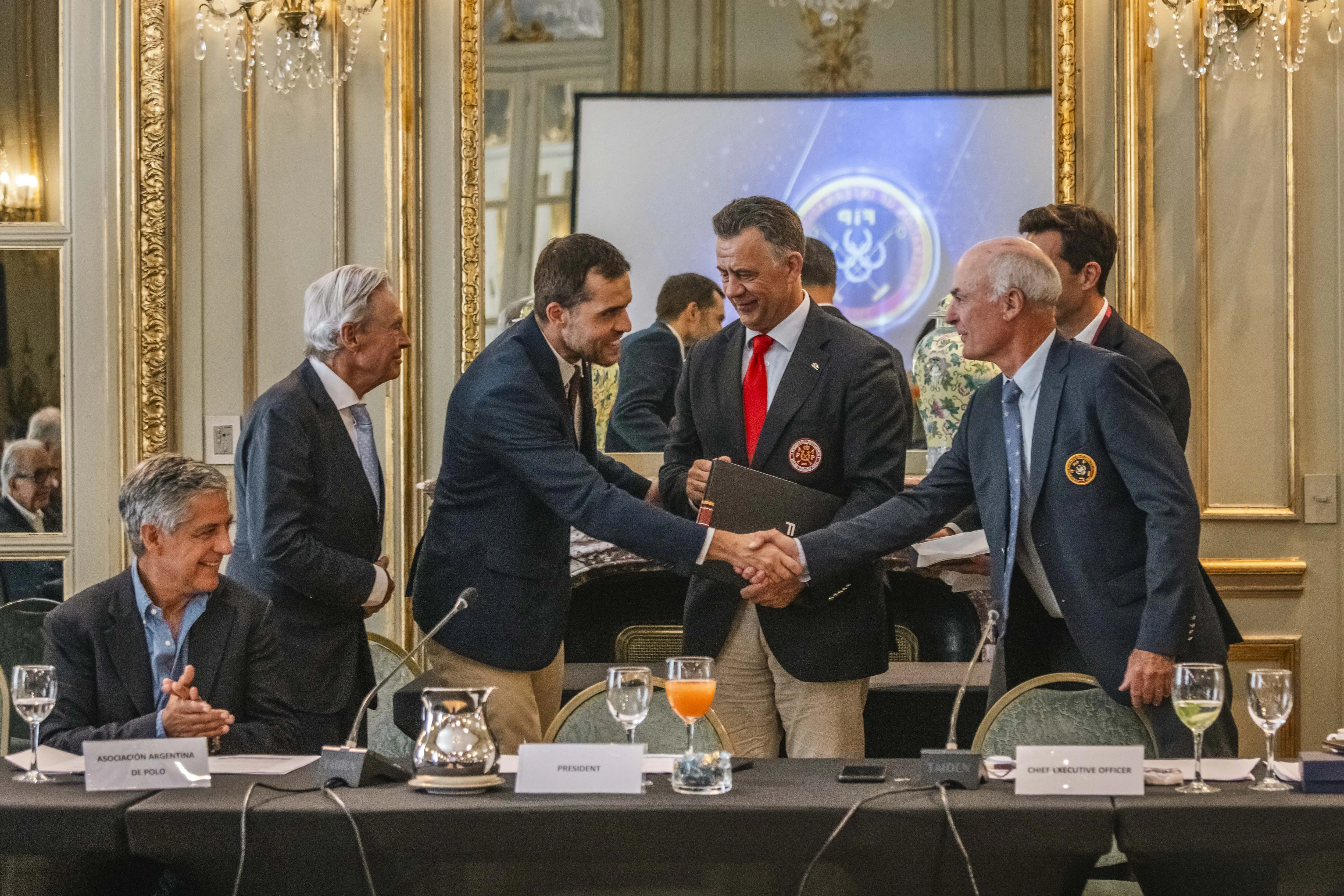 Grupa członków Polskiego Związku Polo